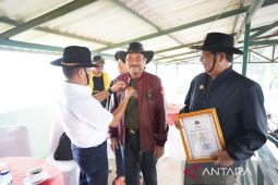 Ketua DPRD dan Gubernur Kalsel  terima "Brevet Kehormatan"