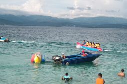 Pantai Tanjung Karang ramai dikunjungi pengunjung saat liburan Idul Adha