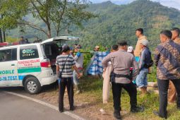 Petani yang tewas di tebing Curug Suling Garut dievakuasi