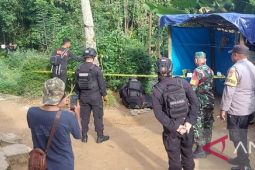 Personel penjinak bom Polda Maluku  musnahkan bom militer jenis proyektil