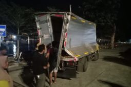 Truk bermuatan jagung terbalik dalam kapal feri Sumbawa-Lombok Timur