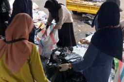 DLH Mataram melakukan pemilahan sampah kegiatan  MXGP Lombok
