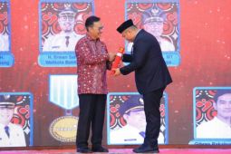 Bupati Labura terima penghargaan MKK 202