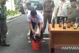 Tegakkan Perda Mihol Satpol PP musnahkan botol miras