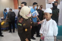 Ratusan anak ikuti sunatan massal di Kejati Jatim