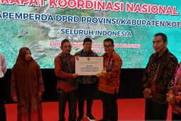 BPJS Ketenagakerjaan serahkan kartu peserta kepada 1.000 pekerja rentan di Desa Kemuja