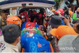 Petugas gabungan evakuasi pengidap obesitas ke RSU Adhyaksa