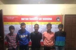 Parah, tujuh pemuda ini konsumsi ganja di ruang SD