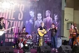 Musisi Country Amerika Serikat Ashley Campbell hibur warga kota Ambon
