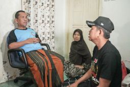 Dedi Mulyadi semangati guru yang jadi korban penyiraman air keras di Karawang