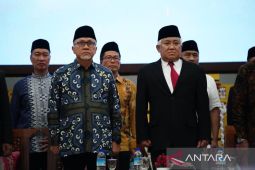 Mendag Hadiri Pelantikan Santri Pesantren Dea Malela Sumbawa