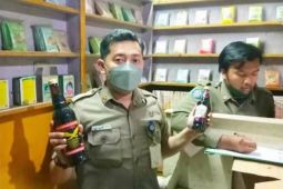 Puluhan botol miras disita dari warung yang berkedok jualan jamu