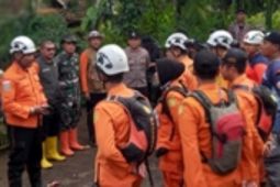 Tim SAR cari seorang warga yang tertimbun tanah longsor di Garut