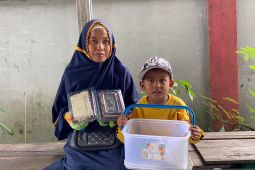 Agusnalisfita berkeliling jual kue demi anak-anak