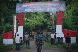 Personil Kodim 1003/HSS dan warga gotong royong dirikan gapura TMMD ke-117