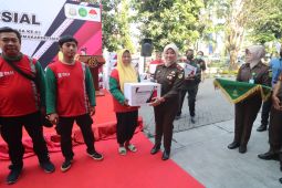 Kejati Jatim bagi-bagi sembako untuk penyapu jalan
