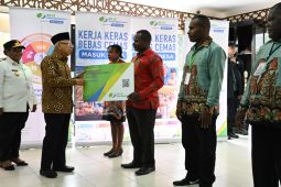 Wapres Ma'ruf Amin serahkan bansos dan KUR bagi OAP di Mimika