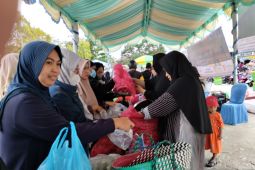 Warga Kota Tanjung Tabalong serbu pasar murah