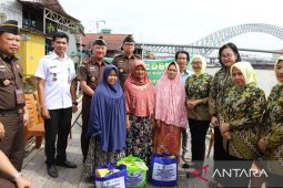Kejati Kaltim salurkan sembako peringati Hari Bhakti Adhyaksa