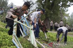 Polres Aceh Barat kumpulkan dua ton sampah di pinggir pantai