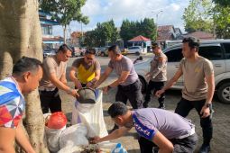 Polisi dan masyarakat bersihkan sampah di pasar Liwa Lampung Barat