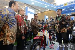 Menteri ESDM dan PLN ajak masyarakat beralih ke kendaraan listrik lewat motor konversi