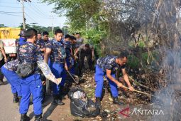 Puluhan Personel Polda Babel lakukan aksi bersih sampah