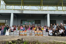 Ratusan anak yatim di Kecamatan Haruai terima paket sembako gratis