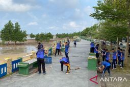 Polisi Bangka Barat bersih pantai bentuk dukungan pengembangan pariwisata