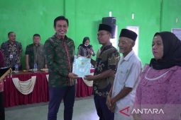 Bupati Batanghari bagikan sertifikat tanah di Desa Kilangan