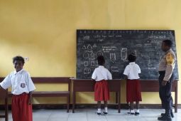 Kisah seorang Bripka yang merangkap jadi guru di pedalaman Papua