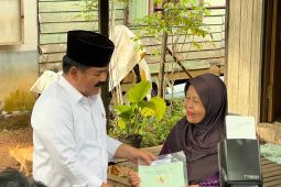 Minister Hadi visits residents to check PTSL in South Kalimantan