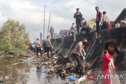 Polres Kepulauan Tanimbar Maluku bersihkan pesisir pantai Pasar Omele