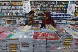 Belanja keperluan sekolah jelang tahun ajaran baru