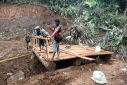 Satgas TMMD bangun jembatan sementara akses menuju titik nol