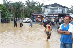 Sungai Batang Saman Pasaman Barat meluap putuskan arus transportasi