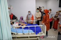 Mensos Tri Rismaharini  jenguk warga Bogor alami lumpuh belasan tahun