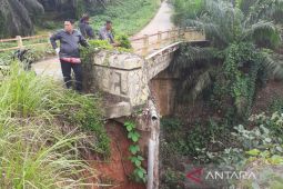Mukomuko tangani longsor di Jembatan Batu Tambun