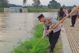Dua truk sampah plastik berhasil dikumpulkan Polsek Jagakarsa Jaksel dari Waduk Brigif