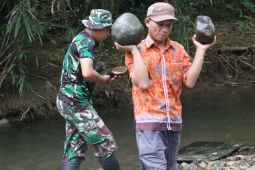 Satgas TMMD ke-117 Kodim 1003/HSS pelopori gotong royong pengambilan material