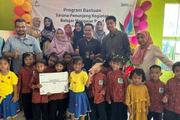 PLN serahkan bantuan sarana pendidikan