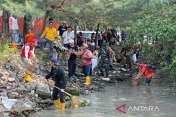 Jaksa dan wartawan bersih-bersih sampah di Pantai Kenjeran