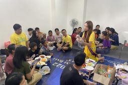 Peserta Miss Universe Bali mengajar anak-anak buruh bikin kebab