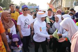 Ning Ita kampanyekan "Lisa Berdasi" ke peserta jalan sehat