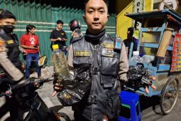 Polisi Surabaya tangkap lima orang diduga pesta miras