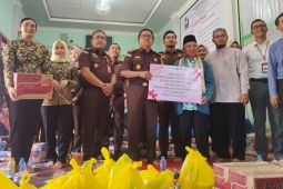 Kejari Kapuas Hulu salurkan bantuan sembako untuk yatim piatu