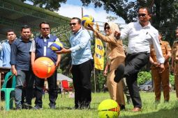Wali Kota Pematang Siantar servis bola di Kompetisi Onan Fest UNHKBP Nommensen