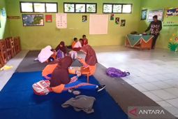 Siswa SDN Pecinan Cilegon terpaksa belajar di lantai, ini sebabnya