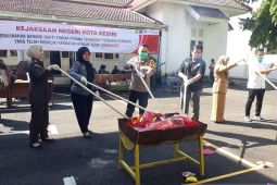 Kejari Kediri musnahkan barang bukti 55 perkara