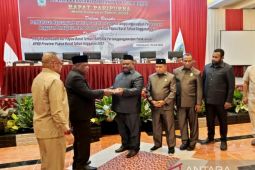 Pemprov Papua Barat serahkan dokumen ranperda LPJ APBD 2022